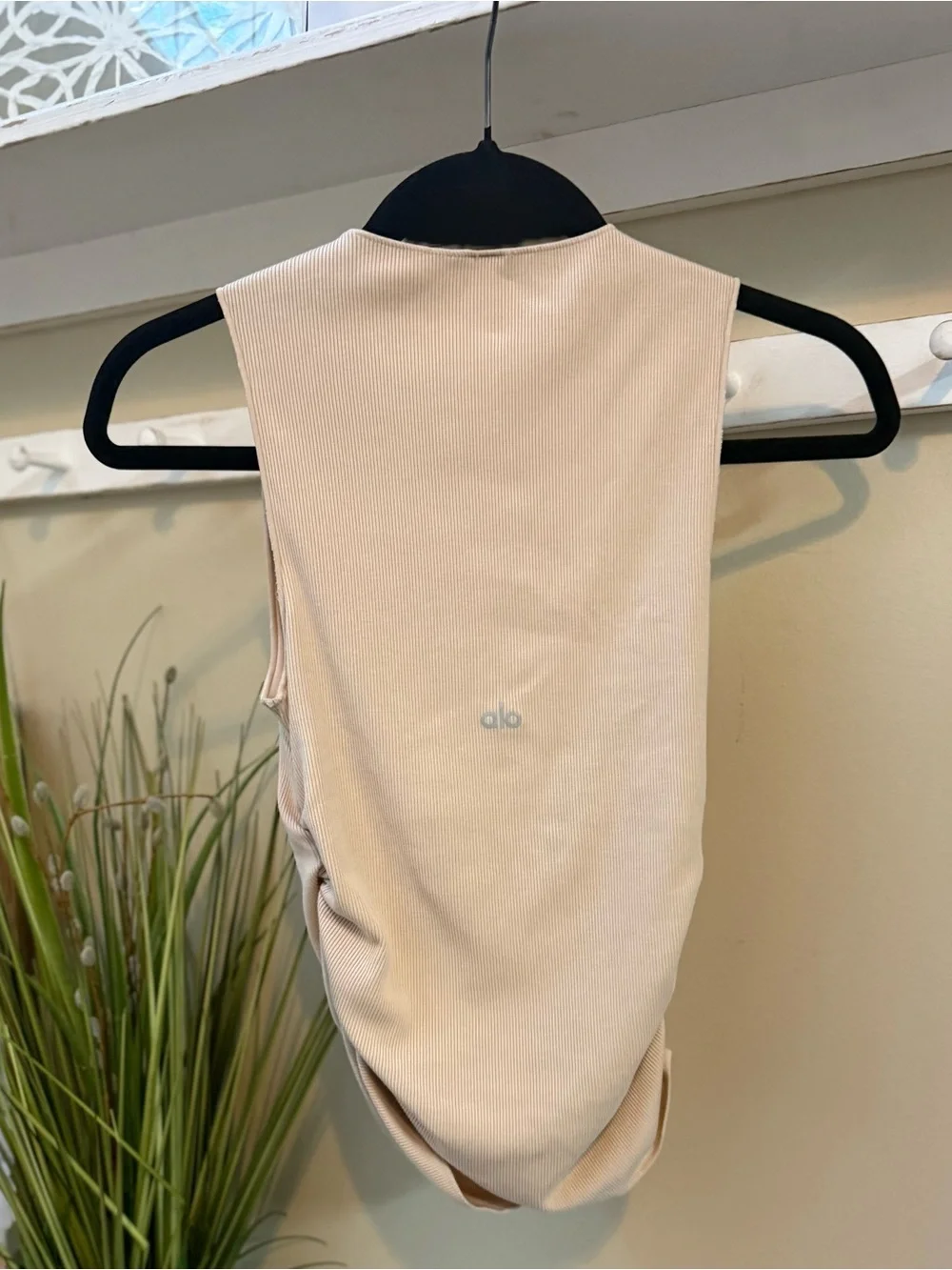 ALO Yoga En Point Ribbed Cream Tank Top Small 4 6 shirt Tan  EUC Built in Bra